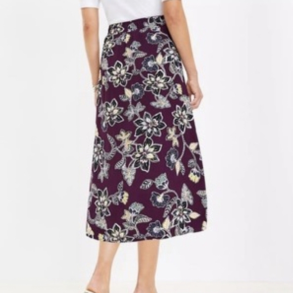 NEW.LOFT Women' Floral Midi Skirt in Purple and Cream Size M - Picture 2 of 10